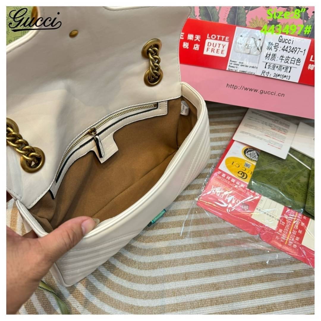 GUCCI GG Marmont shoulder bag กระเป๋าสะพายข้างรุ่นคลาสสิค สะพายขับผิว ดูแพง อัพลุคได้สบายๆ เปิด-ปิดด้วยตัวกดล็อคแน่นหนา ด้านหลังดีไซน์รูปหัวใจ