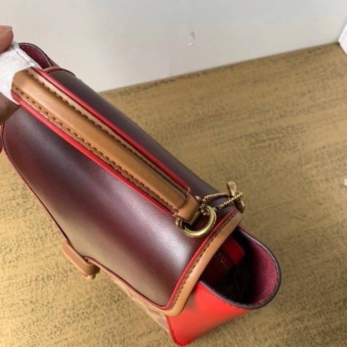 COACH COURIER CARRYALL 23 IN COLORBLOCK SIGNATURE CANVAS พร้อมส่ง 7 แบบ พร้อมส่ง ลุคดูไฮสุดๆค่ะ! กระเป๋าสะพายหนังหรูหราและคลาสสิค หนังแท้ชั้นดีที่สุด น้ำหนักเบา หนังสวยมากก สัมผัสแล้วหลงรักแน่นอนจ้าา😘