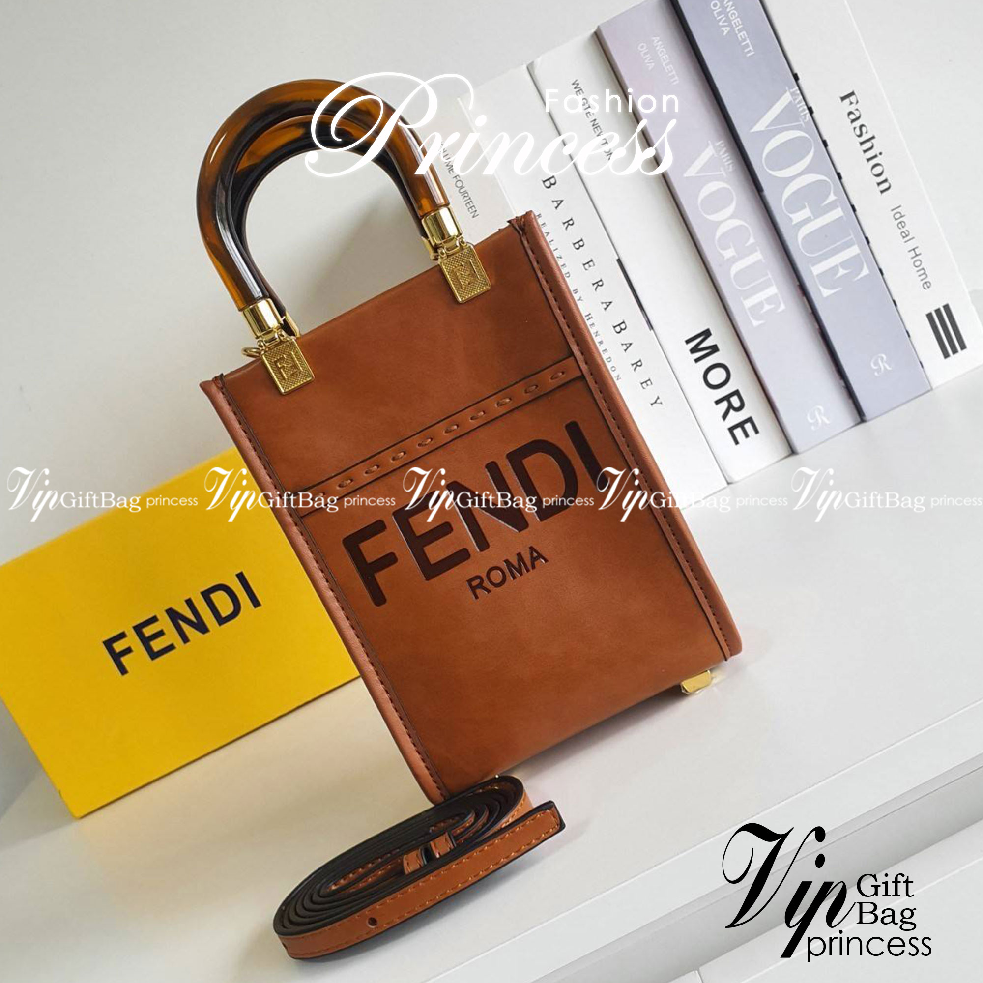 สวยหรูมาก กับ FENDI MINI SUNSHINE SHOPPER วัสดุหนังแท้ทั้งใบ ปั้มชื่อแบรนด์ด้านหน้า ที่จับเซรามิคสีสวยมีสลักแบรนด์ *ทรงมินิน่ารัก ด้านในเป็นช่องโล่งกว้าง สามารถใส่ กระเป๋าสตางค์สั้น มือถือได้ทุกรุ่น มาพร้อมสายสะพาย ถอดปรับได้ อะไหล่ปั้มแบรนด์สีทอง ปั้มโลโ