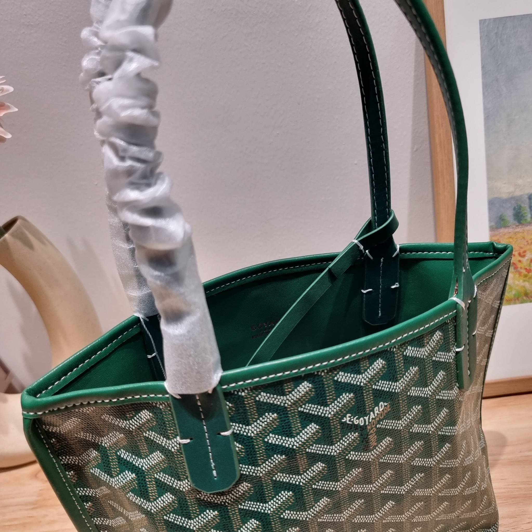 GOYARD MINI ANJOU REVERSIBLE TOTE ฮอตไอเท็ม กับกระเป๋าสะพายทรงโท้ท ไซส์มินิ กะทัดรัดมาก มาครบสีขายดี เลิศทุกสี รูปทรงคลาสสิค ดีไซน์เป็นเอกลักษณ์ ใช้งานได้หลากหลาย สามารถกลับด้านใช้ได้แบบไม่มีเบื่อ