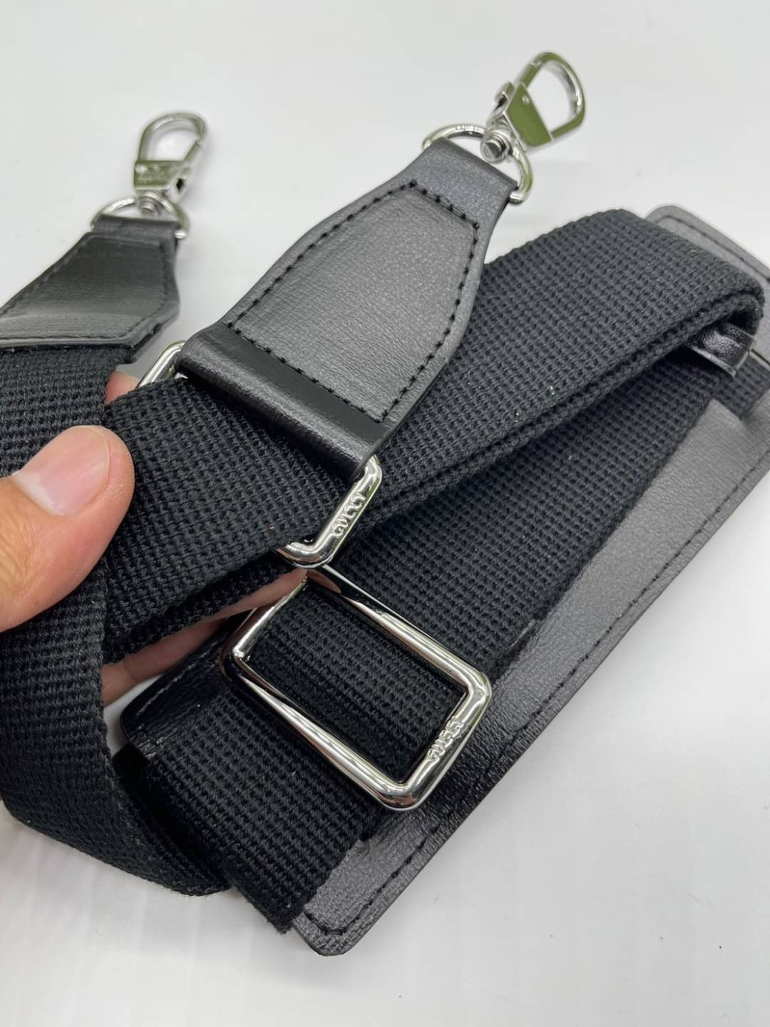 GUCCI Small duffle bag with Interlocking G เกรดออริจินอล กระเป๋าสะพาย กระเป๋าถือทรงหมอนสวยสีดำคลาสสิค วัสดุหนังแคนวาสอย่างดี ใบจริงสวยมาก! เปิด-ปิดกระเป๋าด้วยซิป หัวซิปตัว G อะไหล่สีทอง เลิศ!! ภายในโล่งกว้าง มาพร้อมสายสะพาย ปรับได้ ถอดออกได้ จะถือหรือสะพา