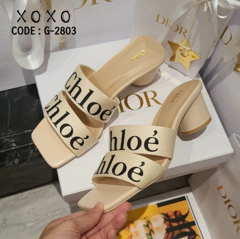 Chloe รองเท้าแตะ สวย ดูแพง เกินราคาขายมากคะ วัสดุผเาแคนวาสสกีนชื่อแบรนด์ คาด 2 ชั้น ส้นทรงกระบอกแท่งกลม สวมใส่ง่าย แมทส์ชุดง่าย น้ำหนักเบา