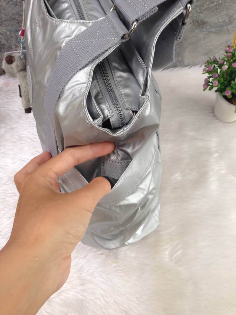 Kipling รุ่น Cicele กระเป๋าสะพายไหล่ใบใหญ่ สวยน่ารัก ตัวกระเป๋าด้านในเป็นช่องโล่งแบบปิดเปิดด้วยซิป มีช่องซิปด้านใน ด้านข้างกระเป๋า มี 2 ช่อง ปิดเปิด ด้วยเทป พร้อมที่ใส่โทรศัพท์ ปากกา และ MP 3 ในส่วนด้านใน และ ด้านข้างกระเป๋า ซ้าย-ขวา เป็นช่องขนาดเล็กสำหรั