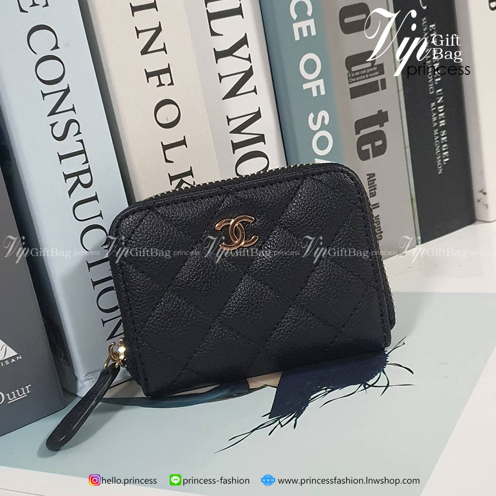 พร้อมส่งที่ไทยแล้วค่ะ♡♡ กับ กระเป๋าสตางค์ใบสั้น แนะนำรุ่นนี้คะ งานพรีเมี่ยมกิ้ฟท์จากเค้าเตอร์ต่างประเทศ **ทรงมินิน่ารักกก หนังสัมผัสลายด้าน จากแบรนด์ CHANEL (GWP) ด้านหน้ามีโลโก้แบรนด์ CC สีทองหรู **อะไหล่สีทองทั้งใบ เปิดปิดด้วยซิปมีที่จับหน