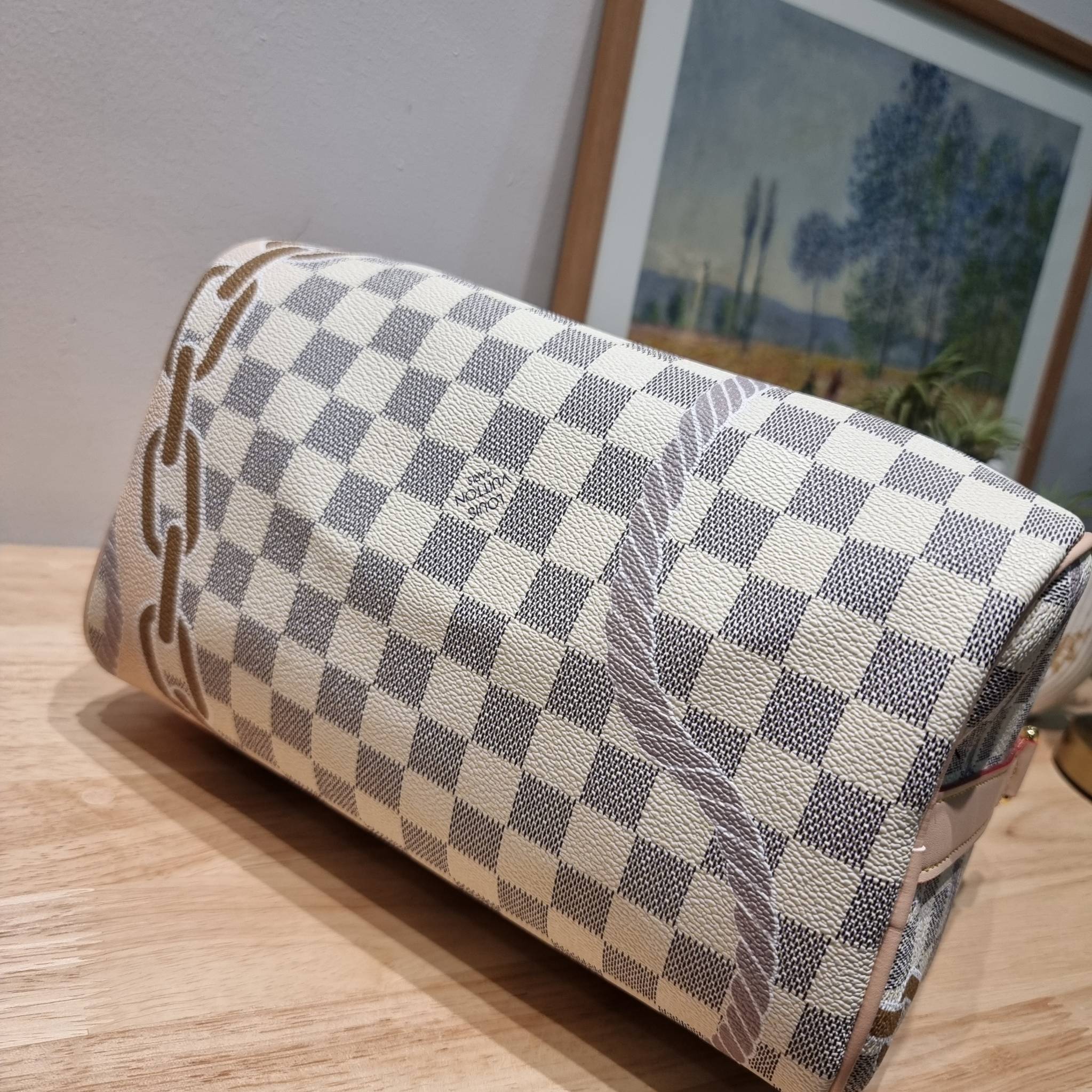LV Speedy Bandoulière 25 Damier Azur กระเป๋าทรงหมอน รุ่นท็อปฮิต กับดีไซน์ใหม่ต้อนรับฤดูร้อน โดดเด่นด้วยวัสดุแคนวาสตกแต่งลายพิมพ์ไม่เกร่อ วัสดุหนังแคนวาส