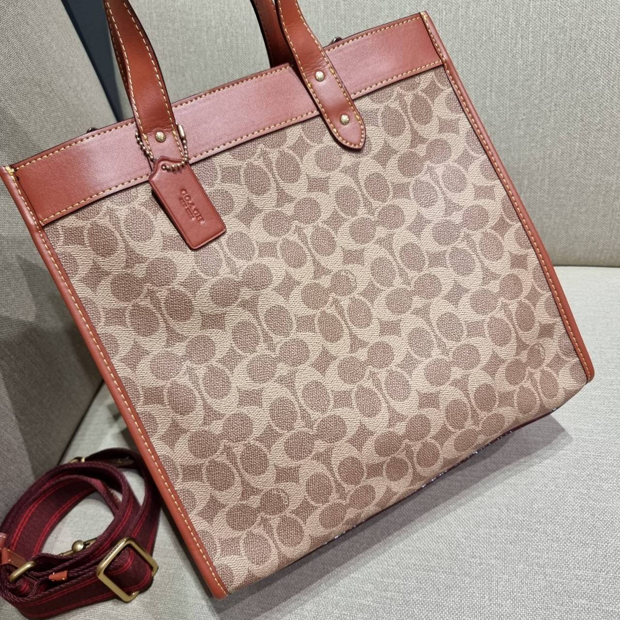 COACH C0776 FIELD TOTE WITH HORSE AND CARRIAGE PRINT คอลเลคชั่นสุดคลาสสิค สวยหรูดูแพง กระเป๋าทรงโท้ท ไซส์ใหญ่จุคุ้ม ฟังก์ชั่นการใช้งานสะดวกที่สุด มีทั้งสายคล้องแขนในตัว และสายครอสบอดี้ วัสดุหนังแคนวาสเคลือบลายสลับหนังแท้ ปากกระเป๋ามีกระดุมแม่เหล็กไว้ปิดกั