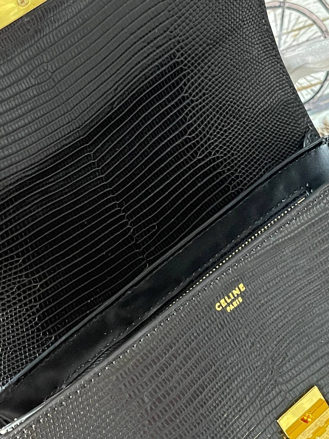 Celine MEDIUM TRIOMPHE BAG IN SHINY By croc มีรูปทรงเป็นกล่องคล้ายกับกระเป๋า Classic Box แต่มีการออกแบบโลโก้ที่สะดุดตาแบบวินเทจ ด้วยดีไซน์หรูหราและที่ดูโฉบเฉี่ยวเ้วยลงดลายcroc มีความคลาสสิคอย่างเต็มเปี่ยม ทำให้เป็นที่ดึงดูดความสนใจของสาวๆ ด้วยความคล่องตัว