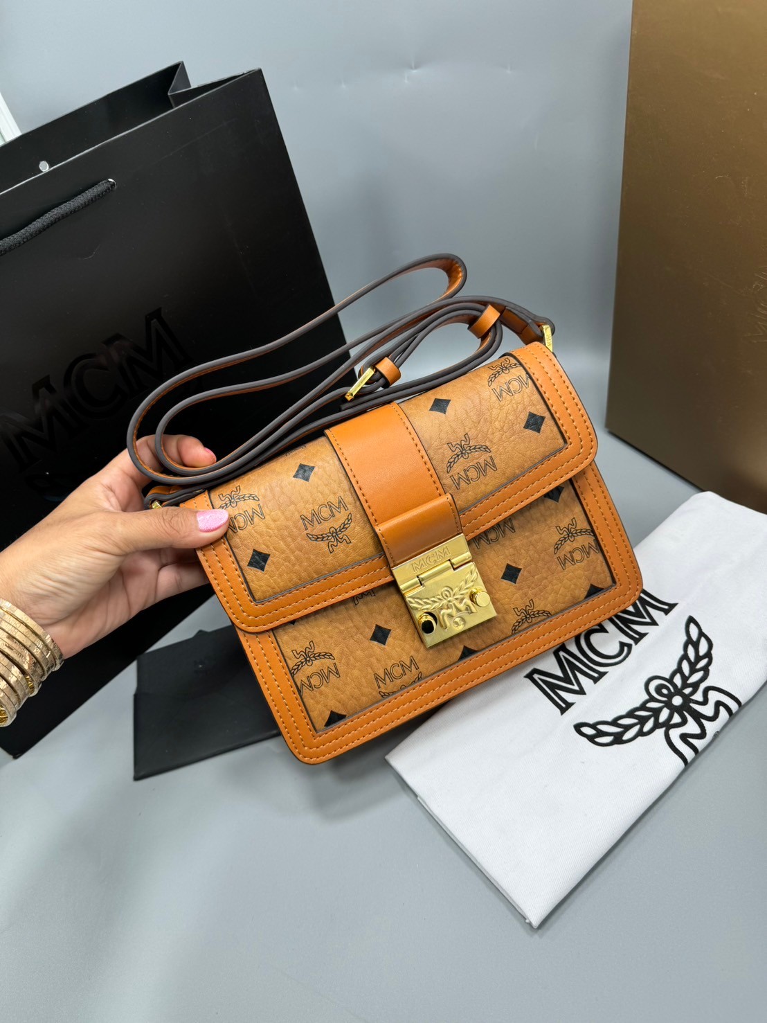 M.C.M SMALL NEW TRACY SHOULDER BAG IN VISETOS กระเป๋าสะพายสไตล์เทรซี่ ปรับโฉมให้ใช้งานได้ง่ายขึ้น เกรดออริ สลับแท้ 1:1 ใช้งานต่างประเทศได้