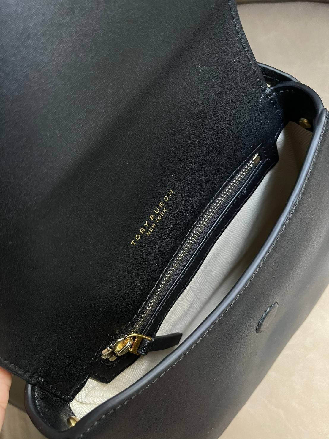 Tory Burch Miller Metal Saddle Bag กระเป๋าที่ใช้เป็น Everyday Bag ก็คือสามารถใช้งานได้บ่อยครั้งและสามารถสะพายไปทำกิจกรรมต่าง ๆ