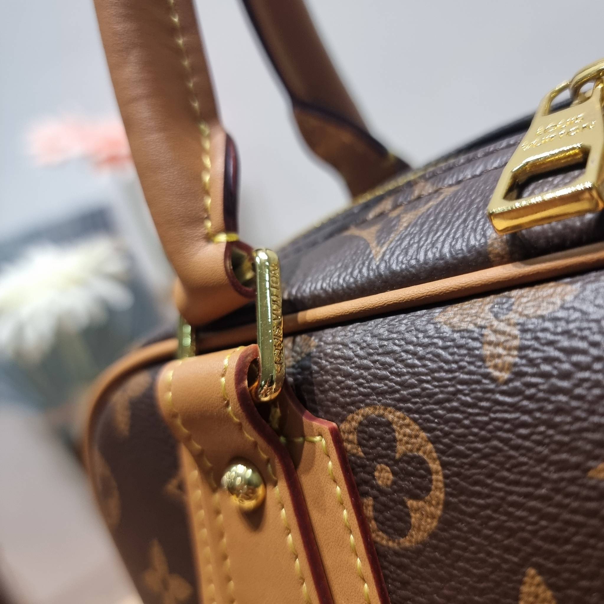 LV Manhattan Pm Monogram Handbag / LV MANHATTAN HANDBAG กระเป๋าถือทรงผู้ดี คลาสสิค สวยหรู ไซส์กำลังสวย ราคาแสนดี ดีไซน์ตกแต่งกระเป๋าเล็กด้านหน้า ใส่ของจุกจิกได้