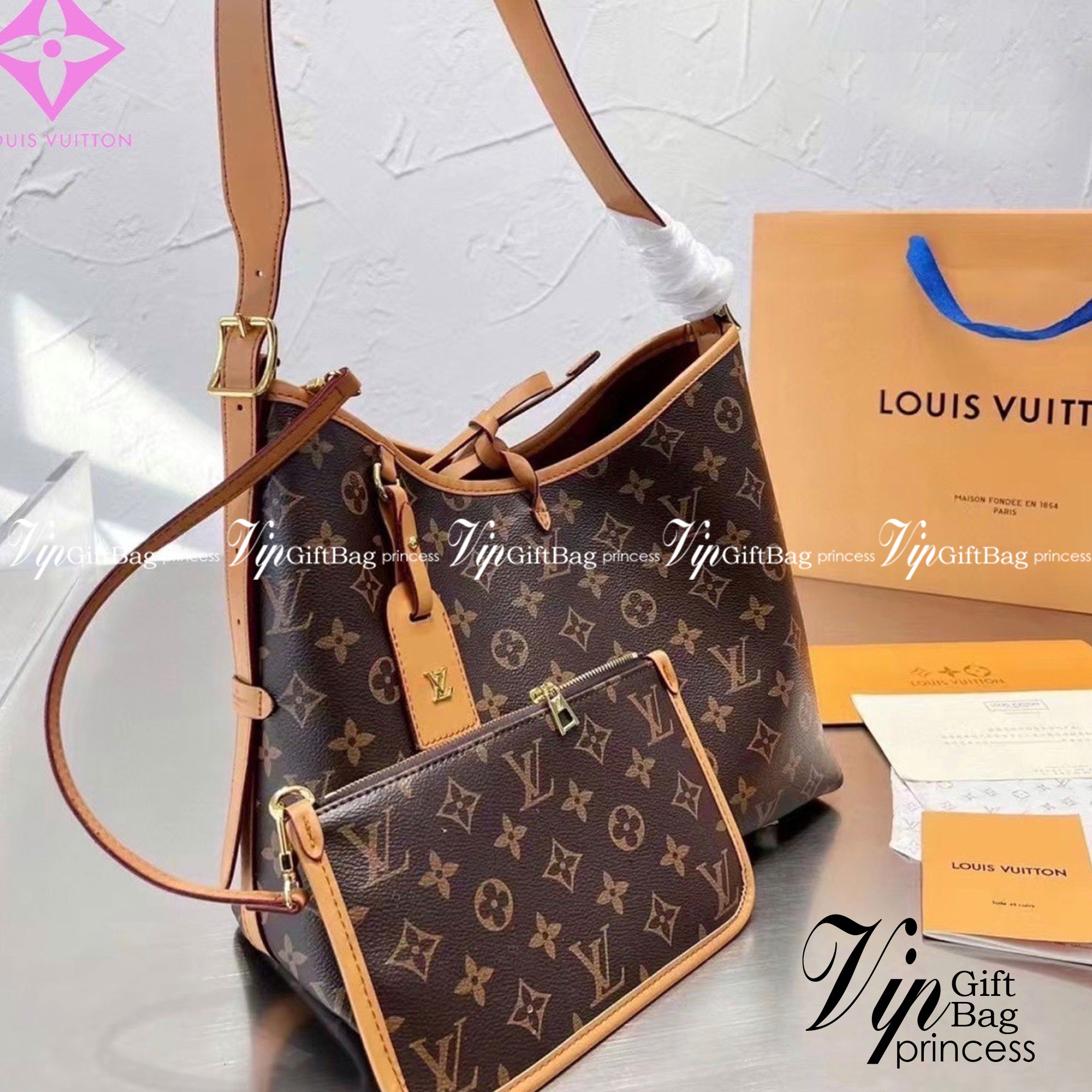 LV CARRYALL Monogram Canvas 12" / LV Shopping Bag รุ่นใหม่ล่าสุด กระเป๋าสะพายทรงหรูหรามีสไตล์ สวยปังมั้ยไหว ใบจริงสวยมากกกก ได้สวยก่อนใคร วัสดุหนังแคนวาสเคลือบลาย สวย คลาสสิค ภายในเป็นช่องโล่ง จุของได้เยอะ สาวๆใช้ใบนี้ สะพายไปไหนก็เข้ากัน ถ่ายรูปสวยๆ