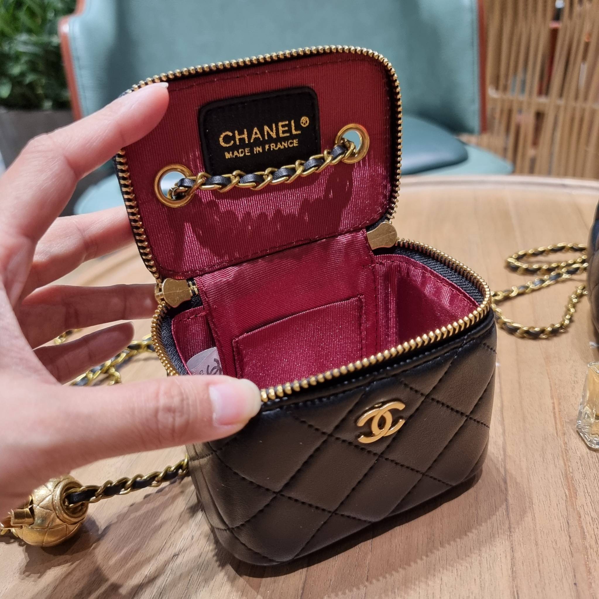 VIP 🥂 เซ็ทคือที่สุดของความคุ้ม CHANEL GIFT BOX SET สุดหรูชวนให้สะสม สุดยอดไอเท็มหายากพร้อมเสิร์ฟครบชุด สุดคุ้ม มาพร้อมกระเป๋าสะพายถึง 2 ใบ สุดหรูลิมิเต็ด จับคู่รุ่นยอดฮิต และที่พิเศษยังมีน้ำหอมตัวท็อปมาให้อีก chanel no.5 ที่แสนจะเย้ายวน ในขนาด 7.5