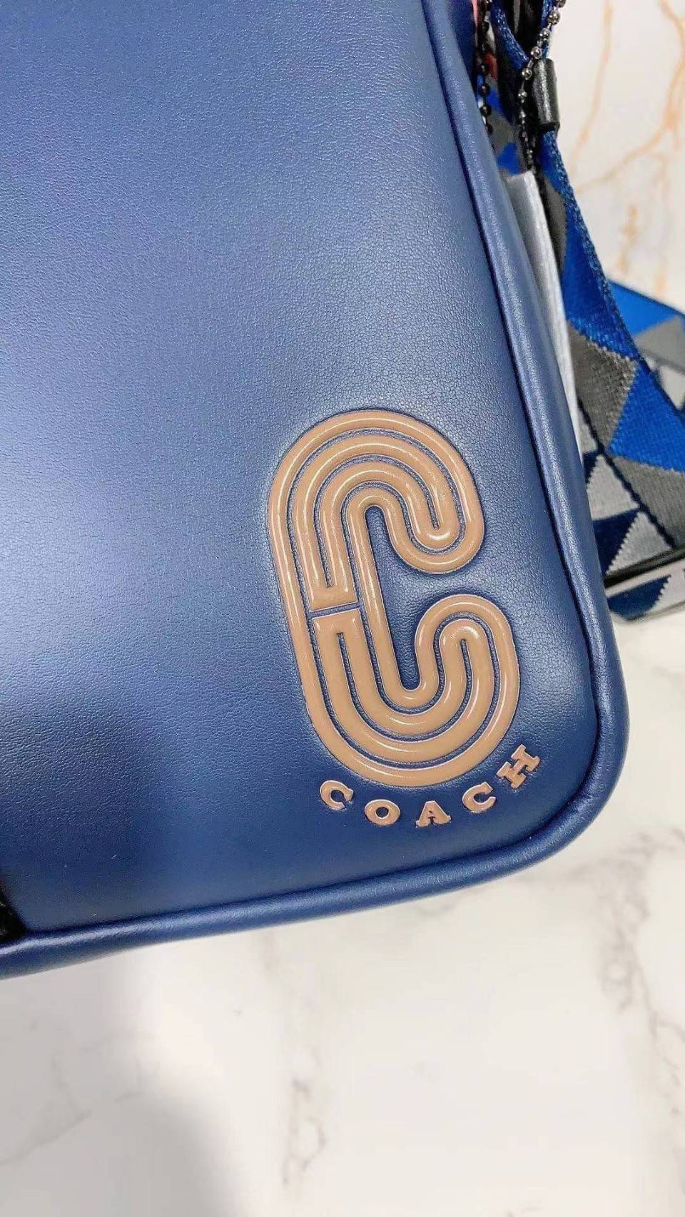 COACH NORTH/SOUTH EDGE CROSSBODY (COACH 5626) IN SIGNATURE CANVAS (COACH 6788) กระเป๋าสะพายผู้ชาย กระเป๋าสะพายรุ่นใหม่ ชนช็อป (!!)รุ่นหายาก สี COBALT MULTI วัสดุทำจาก หนังลูกวัวแท้ เนื้อเรียบ พิมพ์ลาย ขนาดกำลังดี