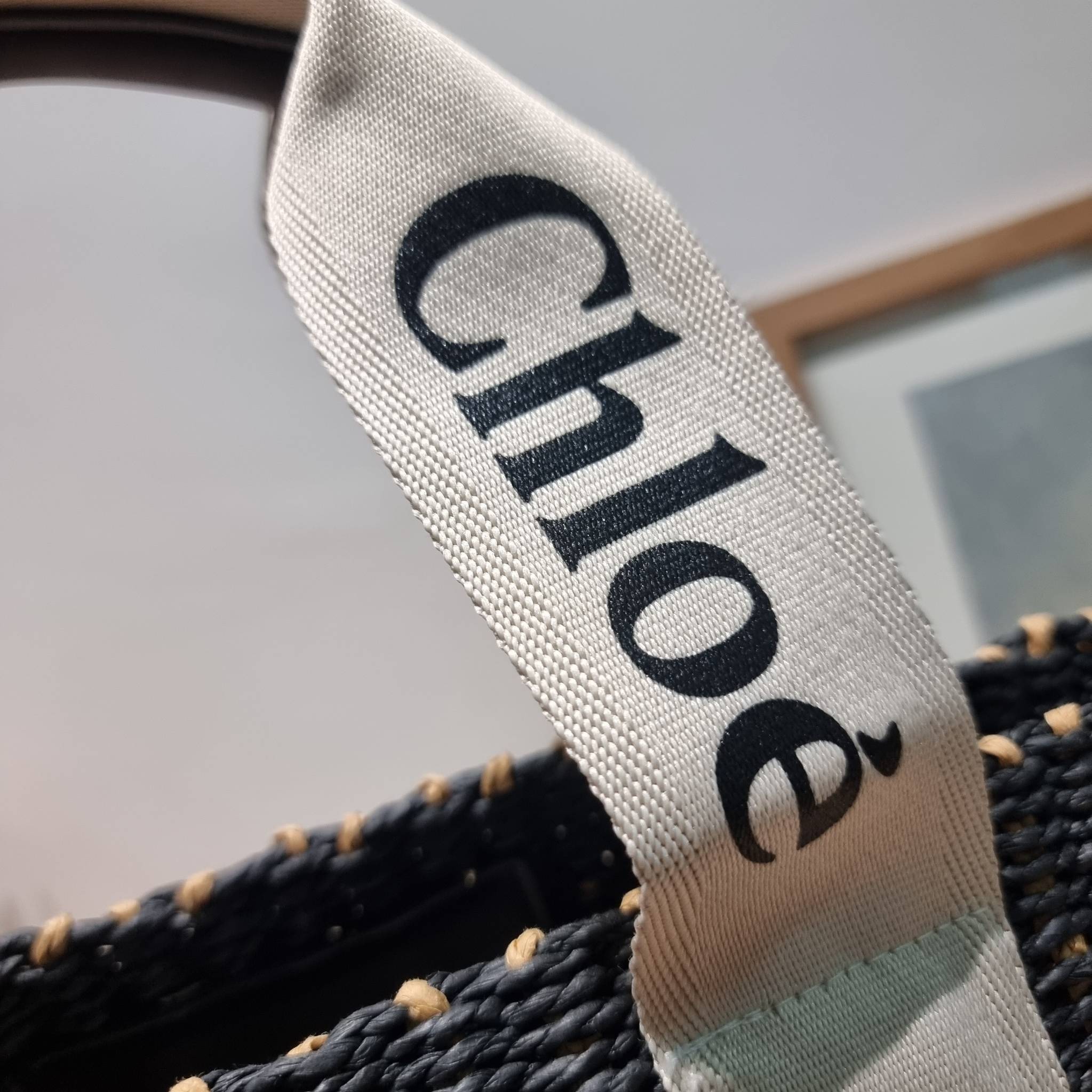 CHLOE LARGE WOODY BASKET Multicolor กระเป๋าสะพายสานทรงตะกร้า ยอดฮิตติดลมของแบรนด์ ด้วยวัสดุสังเคราห์จากธรรมชาติ สานทอเต็มใบออกมาเป็นลวดลายสวยงาม