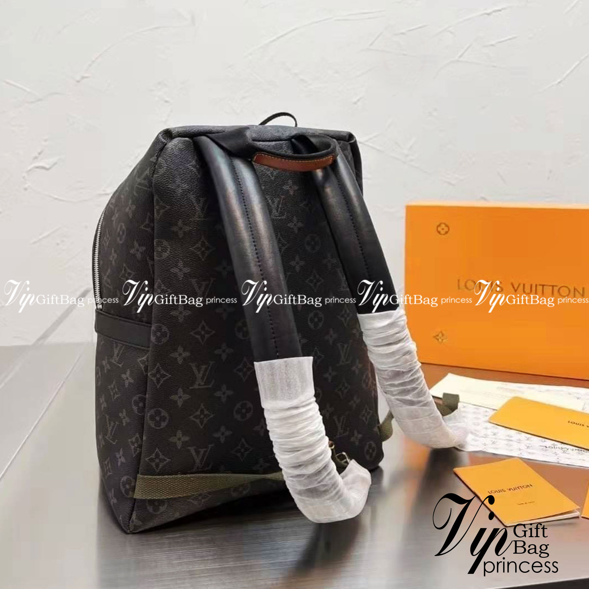 LV Discovery Backpack / LV Backpack in Black กระเป๋าเป้ งานปั้มแบรนด์ ใช้ได้ทั้งชายหญิง ภาพถ่ายจากงานขายจริง ใช้งานต่างประเทศได้