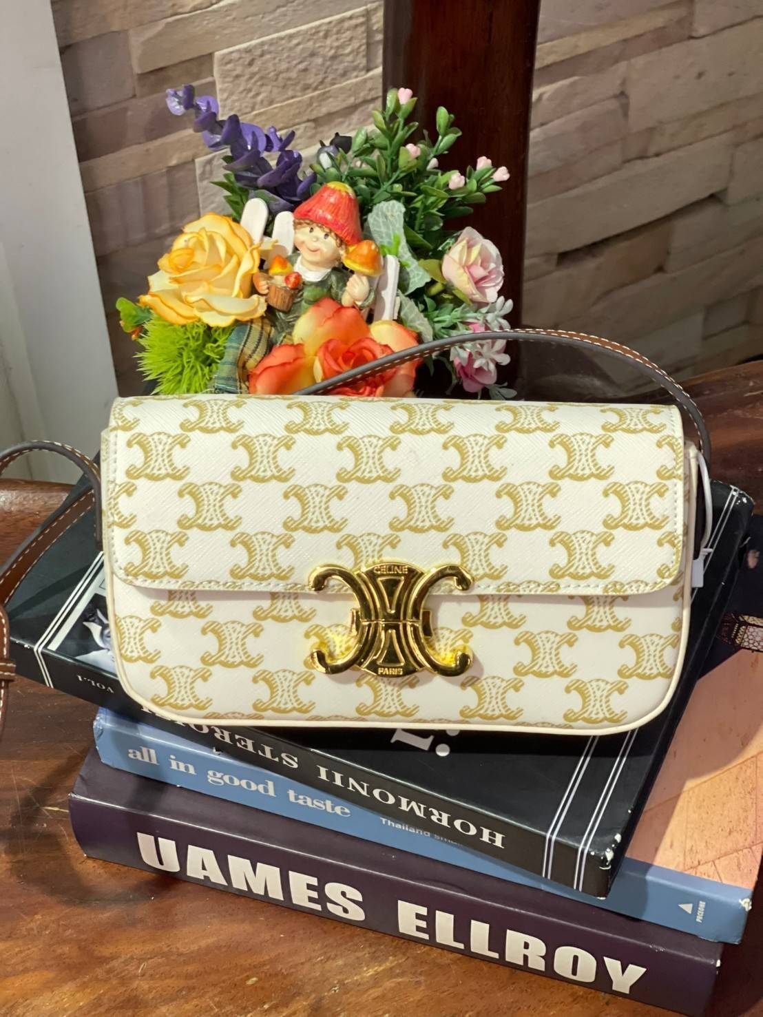 VIP 】CELINE TRIOMPHE SHOULDER BAG IN TRIOMPHE อีกหนึ่งผลงานการออกแบบของ Hedi Slimane ที่ได้ดึงเอาเอกลักษณ์ต่าง ๆ ของ CELINE ออกมาและทำการตีความหมายใหม่จนได้กระเป๋าเรียบหรูและดูทันสมัย ให้คุณเลือกสะพายในชีวิตประจำวันเข้ากับการแต่งตัวสบาย ๆ หรือจะสะพายออกงา