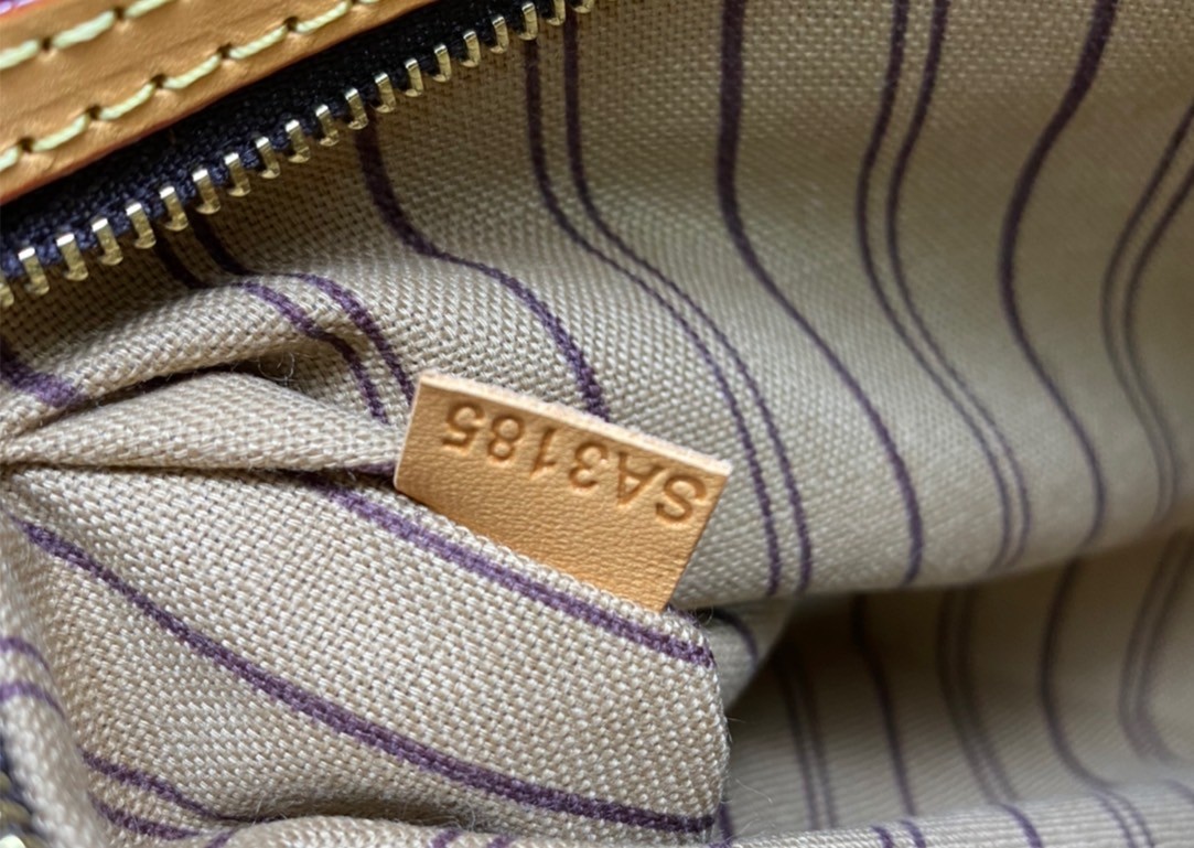 LV Monogram Delight Canvas มี 2 ขนาด กระเป๋าสะพายข้างทรงสูงใบใหญ่หนังแกะสังเคราะห์ หูหิ้วปั้มโลโก้ ด้านในมี1ช่องซิป 1ช่องใส่ของจุกจิ๊ก อะไหล่ทองหรูหรา มีสายยาว ถอดสายได้ ปรับระดับได้ จุของได้เยอะ หรูหรา สวยงาม เหมาะกับทุกโอกาศ ต้องมีติดตู้ห้ามพลาดเลยค่า