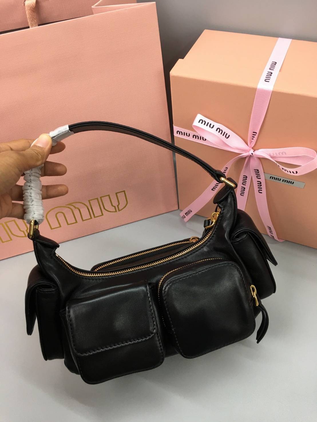 MIU MIU Nappa leather Pocket bag กระเป๋าถือสะพาย เกรดออริ ท็อป vip 1:1 เกรดงานปราณีตละเอียด หนังสวย เกรดดีสุด ใช้งานต่างประเทศได้