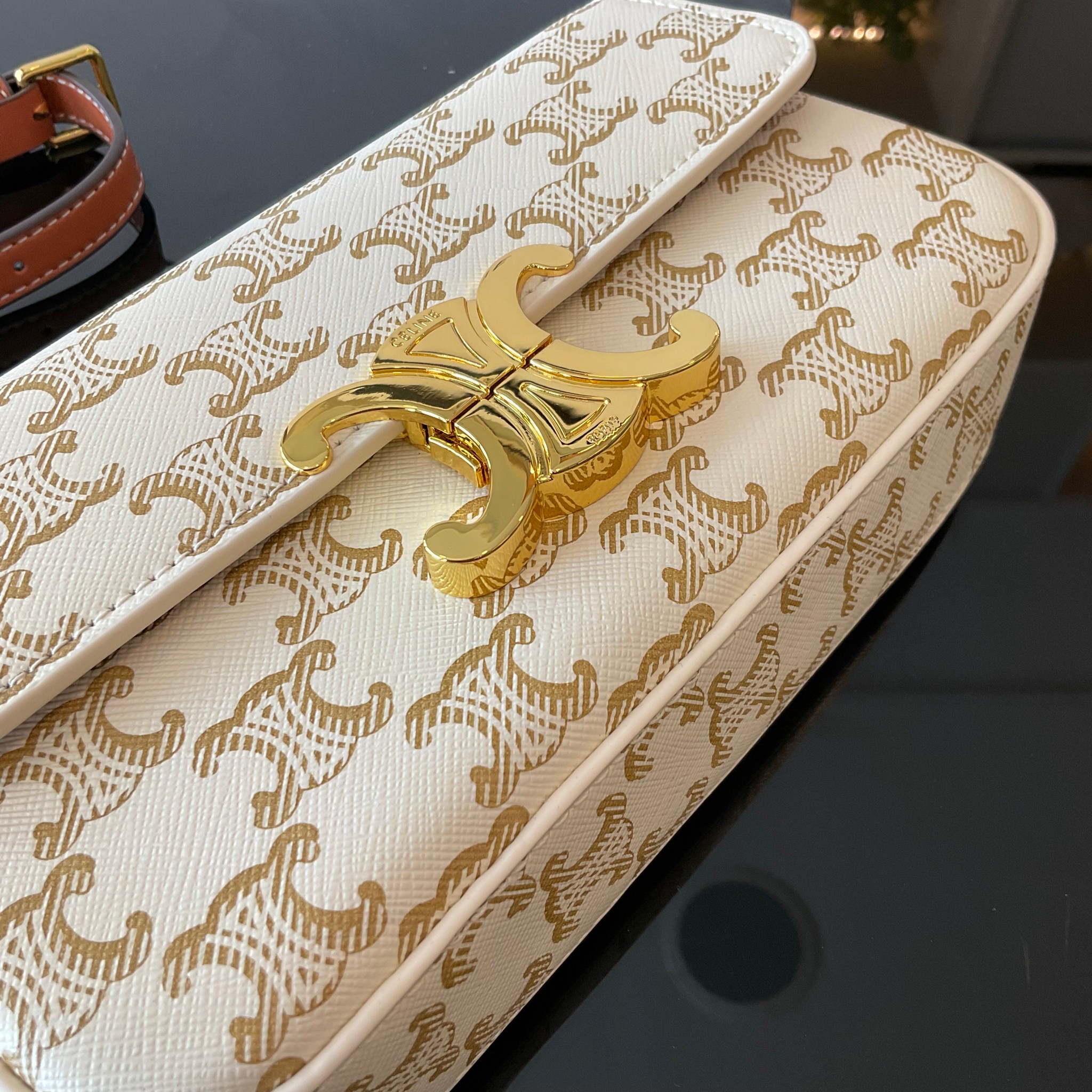 CELINE TRIOMPHE SHOULDER BAG งานหนังทั้งใบลายสวยหรู ด้านในเปิดด้วยด้วยที่บีบโลโก้อะไหล่ทอง จุของได้กำลังดี ใส่โทรศัพท์ กระเป๋าสตางค์ใบสั้น ของจุกจิกได้ เหมาะกับสาวๆในวันที่อยากสะพายชิลๆ ห้ามพลาดค่ะ!