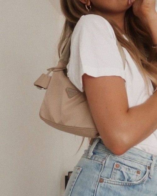 PRADA Nylon Mini Bag รุ่นใหม่แนะนำ!! พร้อมส่งครบ4สี รุ่นขายดีในตำนานค่ะ PRADA NYLON HANDBAGS ขนาดกะทัดรัด **อะไหล่เงิน วัสดุทำจากผ้าNylon อย่างหนา อยู่ทรง กันน้ำได้ หายห่วงคะ ด้านหน้ามีโลโก้แบรนด์ เปิดปิดด้วยซิป มาพร้อมสายผ้า ไม่สามา