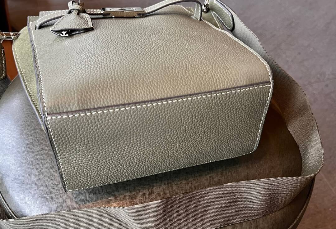 Large TORY BURCH LEE RADZIWILL PEBBIED BAG ((139014)) เป็นรุ่นที่สวย หรู น่าใช้มากๆค่ะ! ลุคหรูดูดีมากๆ กับกระเป๋าสะพายข้างจากTB ใบใหญ่