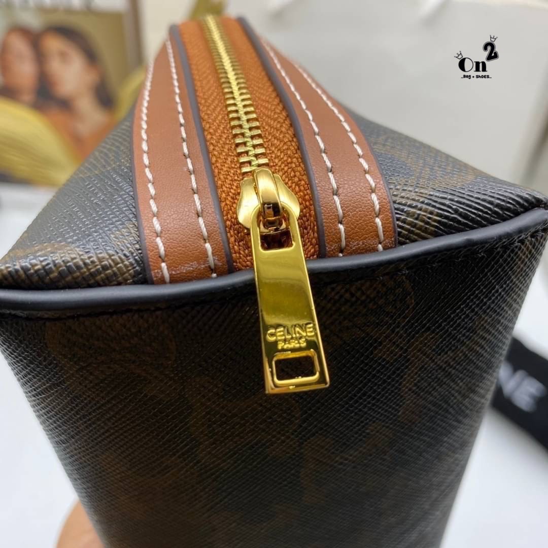 CELINE POUCH 16cm / CELINE TRIOMPHE Triumphal Arch Canvas / CELINE CLUTCH WITH CHAIN ภาพถ่ายจากสินค้าจริง พร้อมส่งที่ไทย ใช้งานต่างประเทศได้ กระเป๋าคลัทช์ดีไซน์เรียบหรูออกแบบมาได้อย่างลงตัว