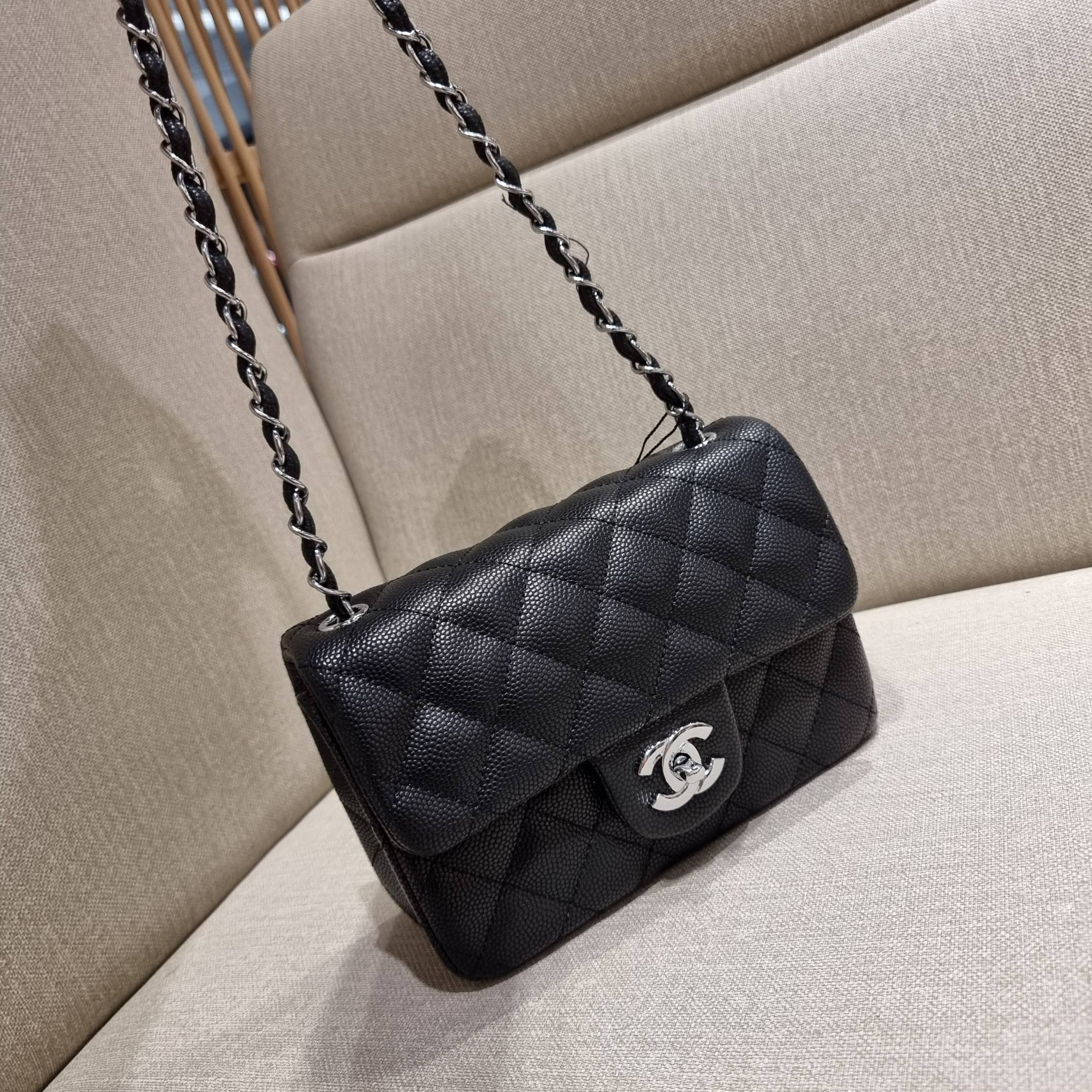 VIP 】3สี คัมแบคทูสต็อค!! จัดมาแน่นๆ พร้อมสีรับความเฮง!! พรีเมี่ยมจากแบรนด์ Chanel vip สุดพิเศษจากเคาน์เตอร์ กระเป๋าสะพาย หนังสังเคราะห์ลายคาร์เวีย หรูหราทั้งอะไหล่เงินและอะไหล่ทอง สะพายแล้วขับผิวมากๆใบนี้ เปิด-ปิดกระเป๋าด้วยตัวบิดล็อค ภายในกระเป๋าบุหนังสี