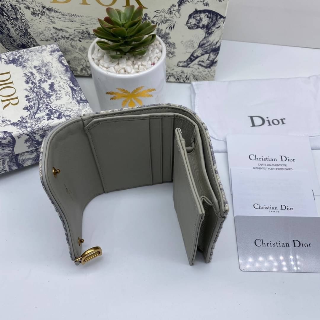 ORI 🥂 DIOR Wallet Saddle Lotus / Dior tri-fold wallet เกรดออริจินอล กระเป๋าสตางค์ 3 พับ วัสดุหนังแท้ และผ้า Jacquard อย่างดี ทอสวยงามที่สุด มีช่องใส่เหรียญมีซิปปิด ใส่การ์ด ใส่ธนบัตรได้ ครบเลยค่ะ ผสมผสานความสง่างามและคลาสสิกที่เข้ากับยุคสมัย ด้านห
