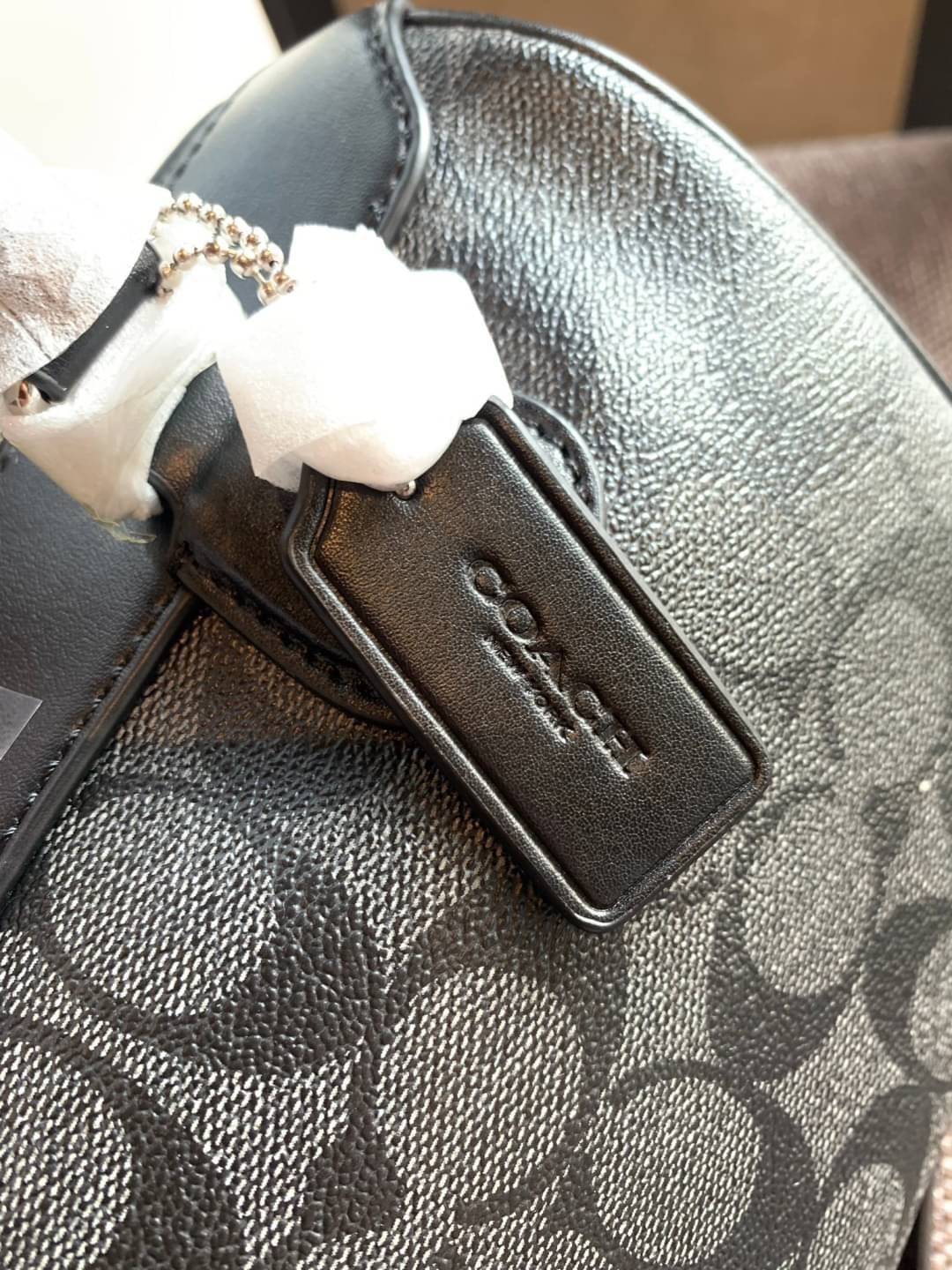 COACH NENNETT SATCHEL BAG((32203)) พร้อมส่งอีกครั้ง ห้ามพลาด! กระเป๋าทรงหมอน ทรงที่สาวๆต้องมีติดตัวไว้สักใบ! หนังแท้นิ่มสวยงาม เปิดปิดกระเป๋าแบบซิป ภายในกว้างสามารถใส่กระเป๋าเงินใบยาวได้ หรือของจำเป็นในชีวิตประจำวันของสาวๆได้หลากหลายเลยค่ะ มีช่องซิปและช่อ