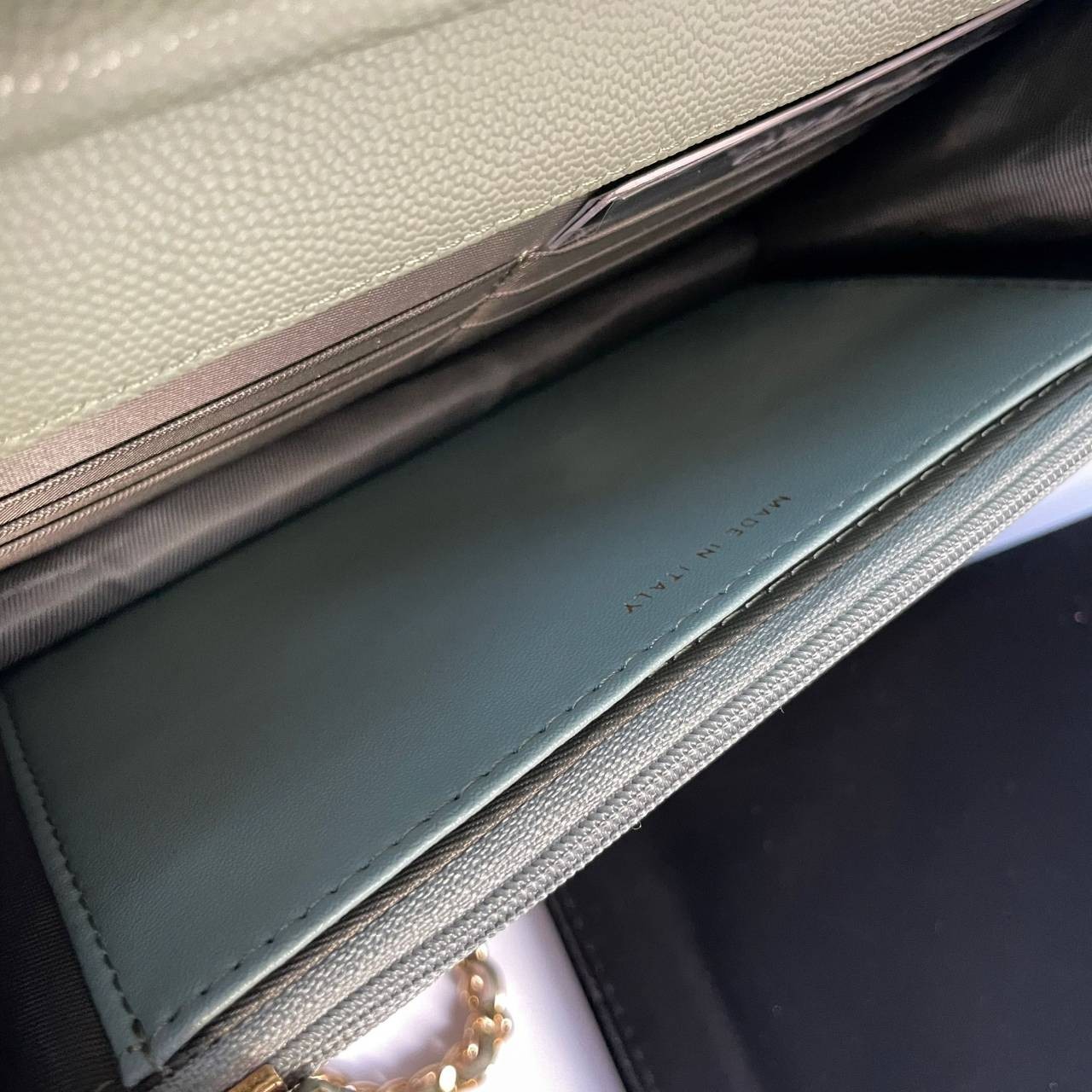 VIP 】หนังแท้ CHANEL WOC style โทนสีพาสเทล กระเป๋าสะพายทรงสวยตลอดกาล วัสดุหนังลายคาเวียร์ เนื้อนุ่ม อยู่ทรงคุณภาพดีตามแบบฉบับของแบรนด์ น้ำหนักเบา ด้านหน้ามีโลโก้แบรนด์อะไหล่หรู มีช่องใส่บัตร ใส่ของจุกจิก เปิดปิดด้วยฝาปิดกระดุม ซับในหนัง ตัวจริงสวยมากๆถูกใจ