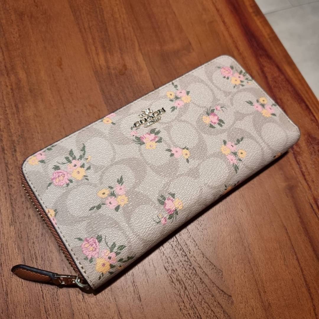 COACH ACCORDION ZIP WALLET IN SIGNATURE CANVAS WITH DAISY BUNDLE / MEADOW PRAIRIE / SPACED WILDFLOWER / DAISY BUNDLE PRINT C0033/F31778/69832 กระเป๋าสตางค์ใบยาว ลวดลายน่ารักน่าใช้มากๆ พื้นเป็นลายซีเอกลักษณ์ วัสดุหนังแคนวาสเคลือบลาย เปิด-ปิดด้วยซิปรอบ ใส่ม