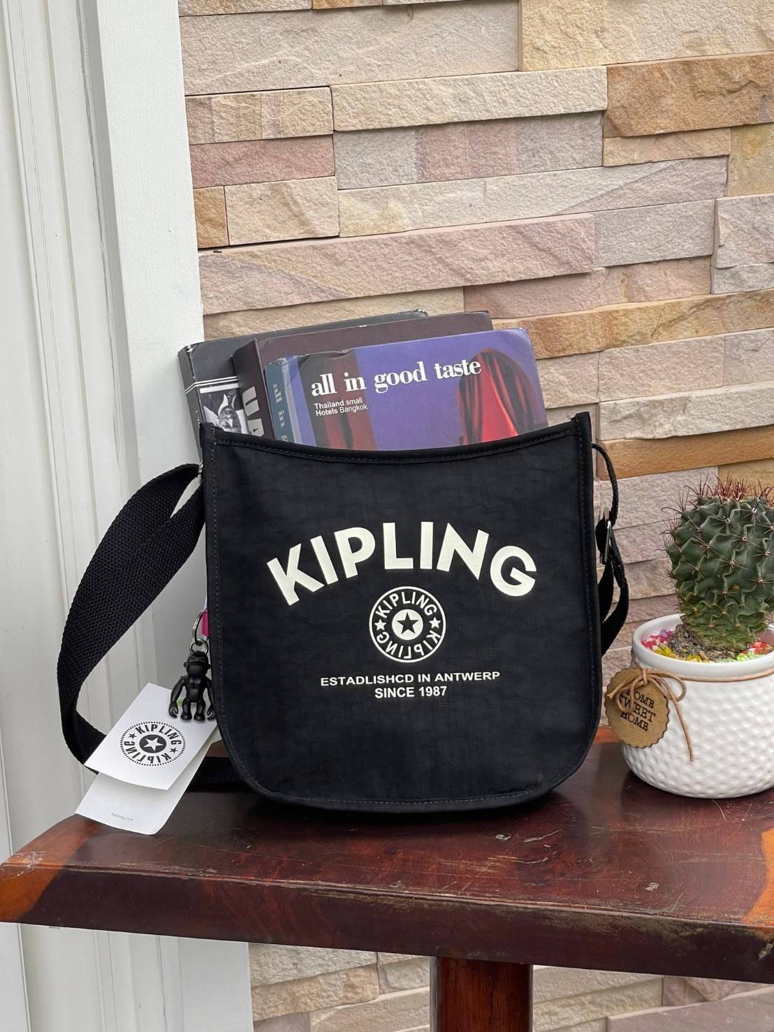 Kipling Patsy M Crossbody คอลเลคชั่นใหม่ล่าสุด ที่ไม่เน้นลวดลายและสีสัน แต่เน้นรูปแบบการใช้งานที่ง่ายแสนง่ายไม่ซับซ้อน ขนาดกำลังดี สามารถใส่ของที่จำเป็นได้ ไม่ว่าจะเป็นโทรศัพท์มือถือหรือกระเป๋าสตางค์ น้ำหนักเบา ด้านในของกระเป๋ายังแบ่งช่องเป็นระเบียบ พกพาไ