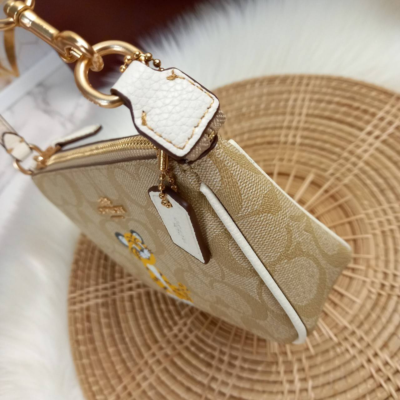 COACH NOLITA 19 IN SIGNATURE CANVAS WITH TIGER (C7699) 😻กระเป๋าถือ กระเป๋าสะพายทรงพอชเล็ก ปรับเป็นคล้องมือได้ รุ่นนี้ บอกเลยว่าใช้ง่ายสะพายคล่องมากๆ// จะสะพายไหล่ หรือปรับเปลี่ยนมาเป็นแบบคล้องมือเก๋ๆก็ยังได้ เพียงแค่ถอดตะขอมารวมกันไว้ที่หูกระเป๋าข