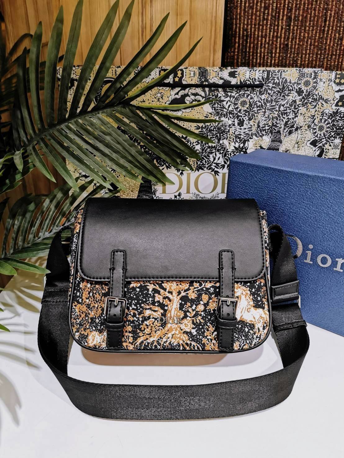 CHRISTIAN DIOR MESSENGER BAG GIFT WITH PURCHASE (GWP) พรีเมี่ยมกิ้ฟรุ่น Limited จาก DIOR DUTYFREE COUNTER ดีไซน์ทรงสี่เหลี่ยมขึ้นลาย Dior สวยหรูดูดีโดดเด่นเป็นเอกลักษณ์ เปิดปิดด้วยฝาปิดกระดุมแม่เหล็ก ภายในโล่งมีโลโก้และช่องซิปใส่มือถือ กระเป๋าสตางค์ยาว ขอ