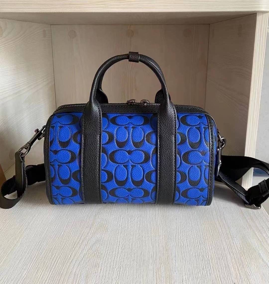 COACH GOTHAM DUFFLE / Coach Gotham 24 travelling bag handbag shoulder bag พร้อมส่ง กระเป๋าทรงหมอนรุ่นใหม่บ่าสุดปี 2022 รุ่นนี้สามารถใช้ได้ทั้งชาย//หญิง หนังแท้อย่างดี นิ่มทรงสวย มากๆค่ะ ภายในกระเป๋าสามารถใส่สัมภาระที่จำเป็นในชีวิตประจำวันได้ครบเลยค่ะ; มีช