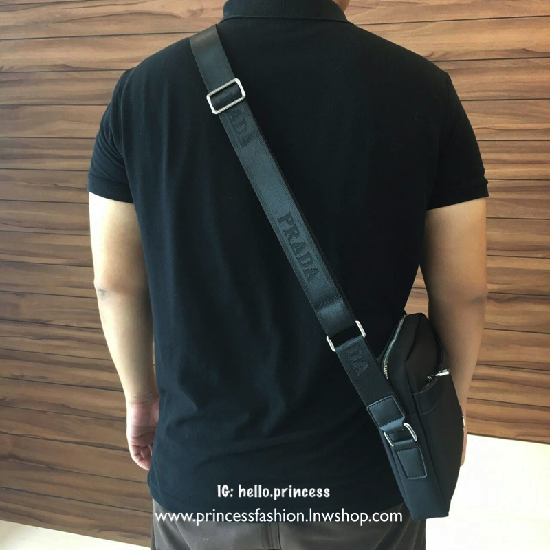 New Must Have For Men 👍👍 กับงานพรีเมี่ยมกิ้ฟแบรนด์ดังอย่าง prada ทรง messenger ทรงยอดฮิต สำหรับท่านชาย เนื้อผ้า Polyester ขนาดใหญ่ จุของได้มาก ใส่ipad labtop หนังสือ ได้หมดคะ เปิดปิดด้วยซิปอะไหล่เงิน บุด้วยผ้าสีดำปั้มแบรนด์ สวยงามมากคะ อะไ