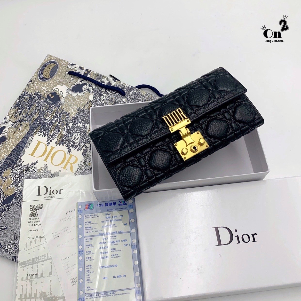 Dior Long Wallet กระเป๋าสตางค์ใบยาวทรงคลัช งานสวยหนังนิ่มมาก มาพร้อมอะไหล่สีทองหรูหรา ด้านในมี 3 ช่องใช้งาน งานจริงคือสวยมาก มาให้สาวๆเลือกใช้กัน 3 โทนสี ราคาดีย์มากกน้าาา