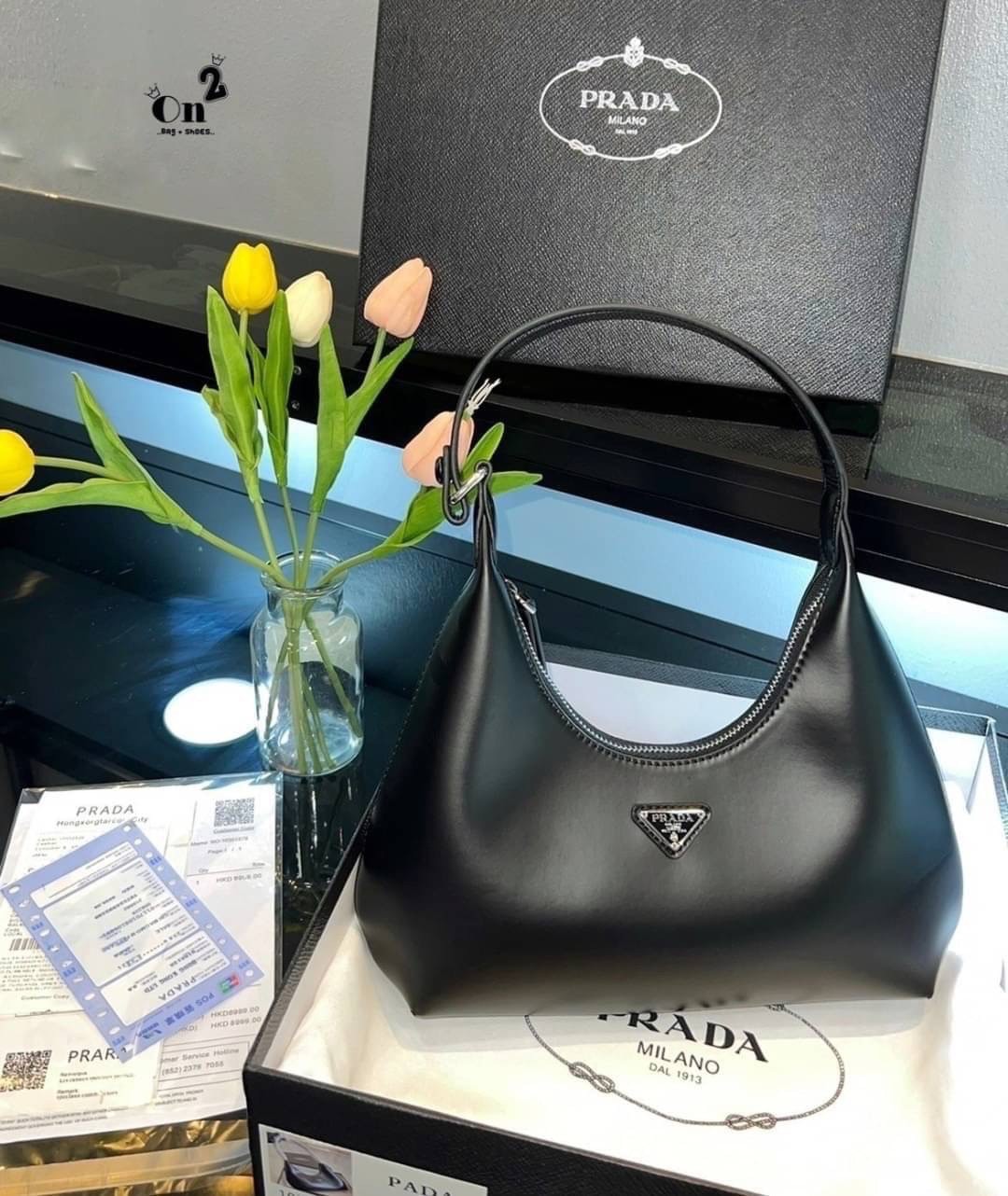 PRADA LEATHER HANDBAG กระเป๋าสะพายไหล่ดีไซน์เก๋และมาแรงมาก สาวๆติดแกลมต้องไม่พลาด สวยดูแพง หนังเงาหรูหรา