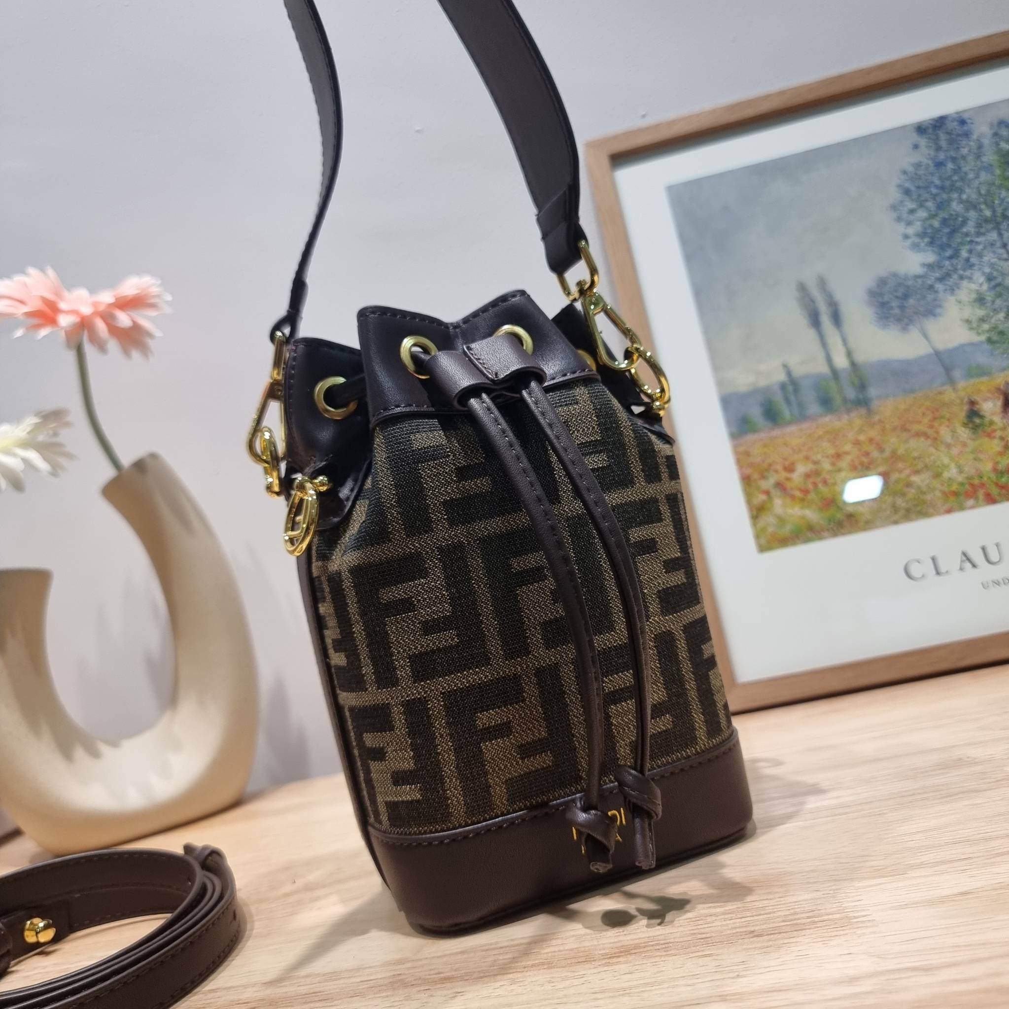 FENDI MINI BUCKET BAG / Fendi Mon Tresor Mini Brown Bag กระเป๋าสะพายทรงขนมจีบยอดฮิต ไซส์มินิ ที่น่ารักน่าใช้มาก ดีไซน์สวยอยู่ทรง วัสดุผ้าแคนวาสสลับหนังแท้ ดีเทลห่วงคล้องอะไหล่สวยหรู มาพร้อมสายสั้นคบ้องแขน และสายครอสบอดี้สำหรับสะพายข้าง สลับใช้ได้ไม่จำเจ ภ