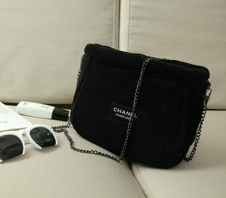 Best Seller! กระเป๋าสะพาย CHANEL PERFUME CROSSBODY BAG ของสมนาคุณจาก เคาเตอร์แบรนด์ดัง CHANEL เปิด/ปิด ด้วยซิบ มาพร้อมสายโซ่ที่ถอดได้ ด้านในซับกันน้ำ ที่จับรูดซิปเก๋ ปั้มแบรนด์ CHANEL ขนกระเป๋านุ่มเวอร์ จุของได้เยอะ ใช้เป็นกระเป๋าใส่เครื่องสำอางค์ ใช้ถือ