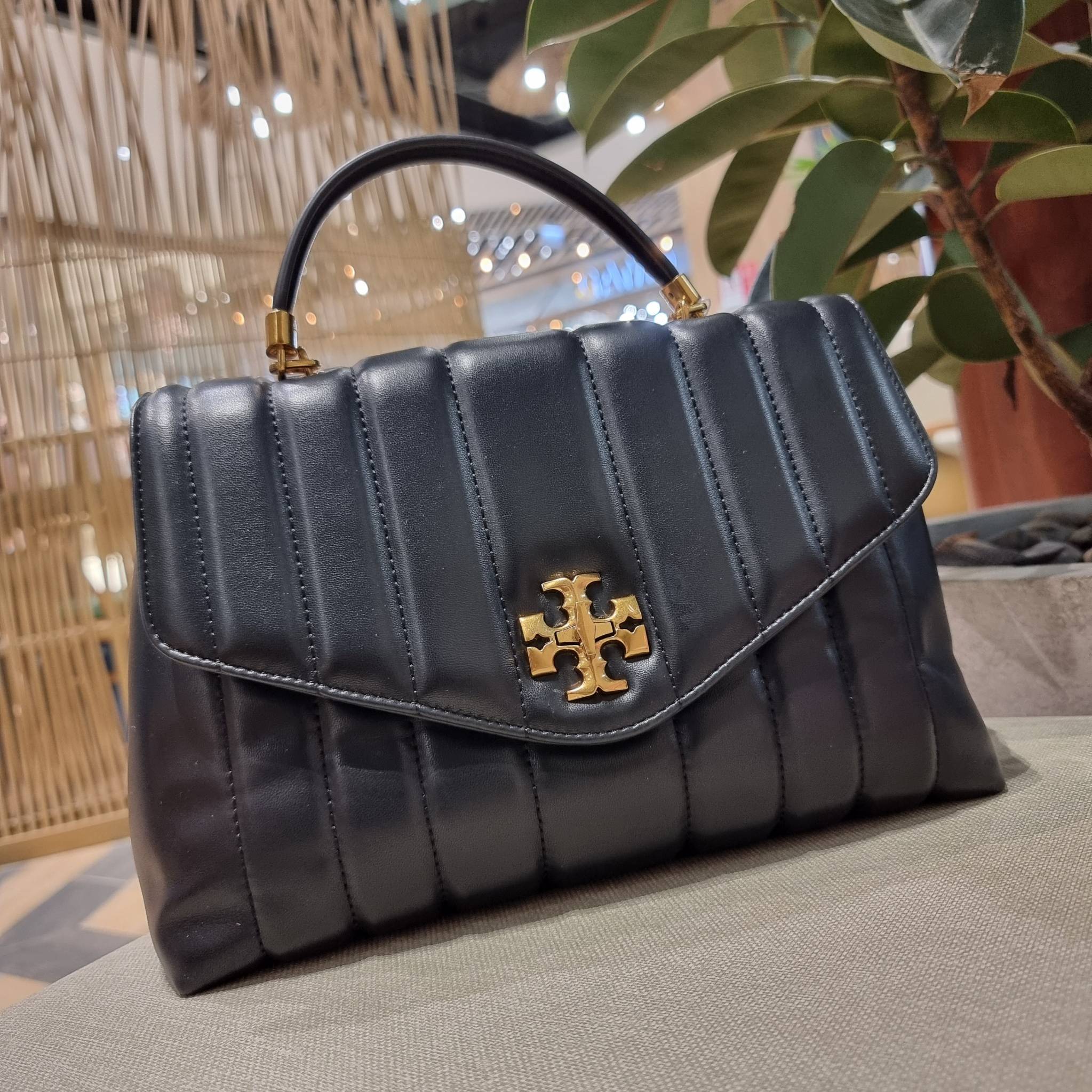 TORY BURCH KIRA QUILTED LARGE SATCHEL ใบใหญ่กับคอลที่ปังไม่ไหว พร้อมเสิร์ฟสีคลาสสิค กระเป๋าถือ/สะพาย ทรงสวย ดูแพง ดูหรู!! หนังแท้ ดีไซน์บุนวม เส้นคมสวย วัสดุหนังแกะ สัมผัสดีงาม นิ่มมือ เปิด-ปิดด้วยอะไหล่บิดล็อค ภายในเป็นช่องโล่ง มีช่องซิป ใส่ของได้แน่นๆ ม
