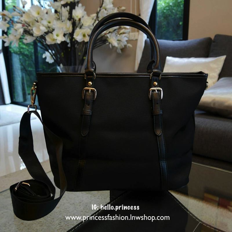 New item! มาใหม่ค้า กับรุ่น handbag กระเป๋าถือสะพาย จากงานพรีเมี่ยมกิ้ฟใหม่ บอกเลยว่า ใบนี้วัสดุเป็น Polyester **กันน้ำทั้งใบ ตัวกระเป๋ามาพร้อมสายเข็มขัดคาดด้านหน้าและด้านหลัง ให้ความหรูหราไปอีกแบบ หูกระเป๋าสามารถทำทรง ตั้งและพับได้ มาพร้อมอะไหล่สีทอง ด้า