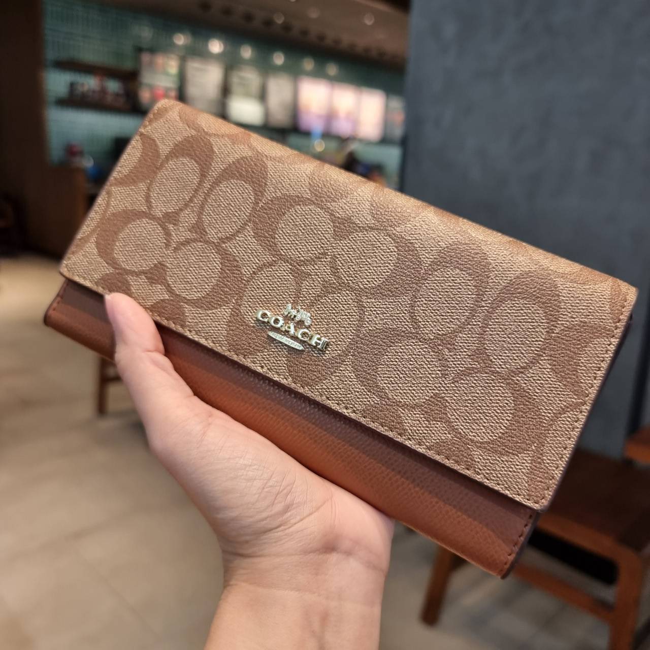 COACH F53763 TRIFOLD WALLET IN SIGNATURE กลับมาแล้วจ้า!! รุ่นขายดี!! 💓 ดีไซน์ใหม่ กระเป๋าสตางค์ใบยาว แถมที่ห้อยใส่บัตรแยกให้ (ถอดออกได้) น่ารักมากๆ ใช้งานง่าย เปิด-ปิดด้วยกระดุม ภายในใส่ธนบัตร ใส่บัตรได้เยอะ ใส่มือถือได้ไปอีก!! จุใจสุดๆ บอกเลยว่าใ