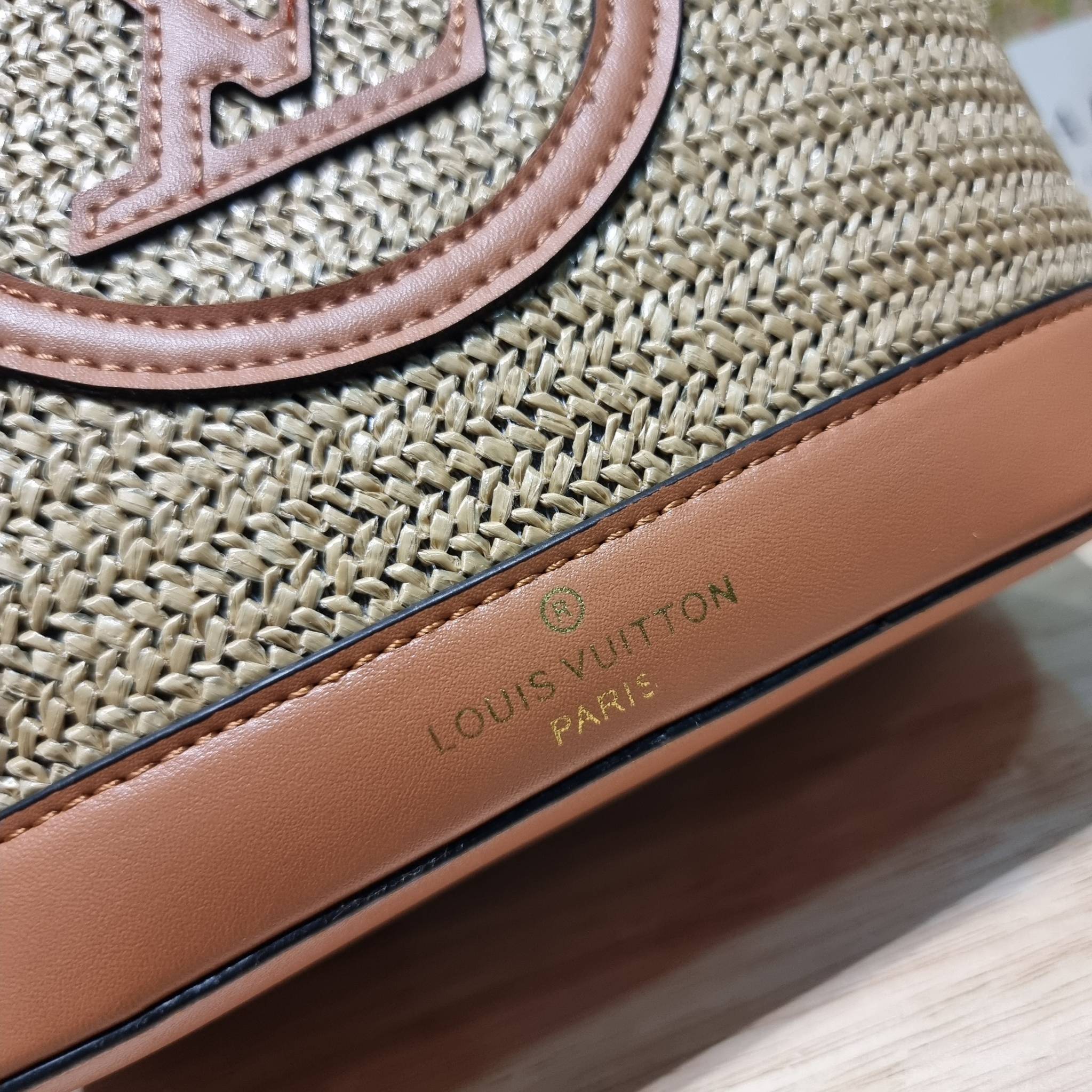 LV PETIT BUCKET BAG ไอเท็มเอ็กซ์คลูซีพจัดมาให้สาวๆโดยเฉพาะ!! กับกระเป๋าสะพายรุ่นลิมิเต็ดหายาก รูปทรงสวยงามสานเต็มใบ และยังโดดเด่นด้วยโลโก้ สีโทนอุ่น