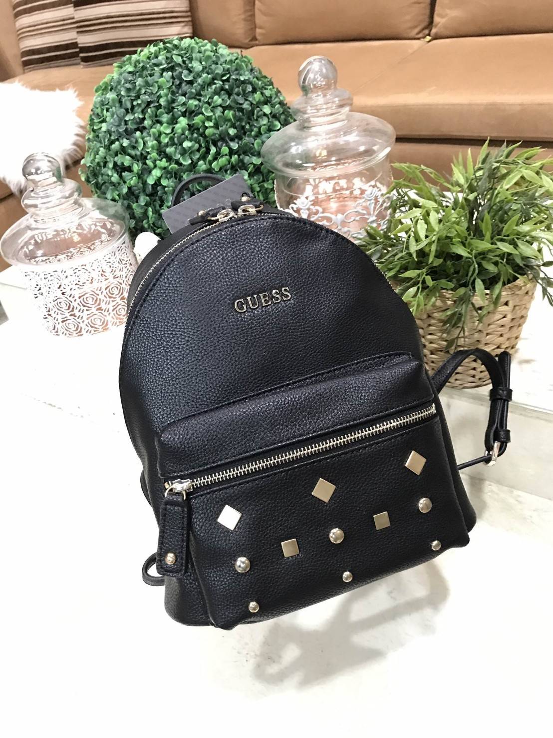 GUESS CANSON BACKPACK ของแท้❗️กระเป๋าเป้หนังเนื้อนิ่มสัมผัสคล้ายหนังแท้ ด้านหน้าแต่งหมุดกิ๊ปเก๋ เปิดปิดด้วยซิปสะดวกใช้ ด้านในบุผ้าแบรนด์ มีช่องใส่ซิปและช่องใส่ของจุกจิก ขนาดกำลังดีค่ะ น้ำหนักเบา สีสวย สายสะพายปรับได้ฟรีเลยค่าใบนี้ แนะนำมากๆค่า