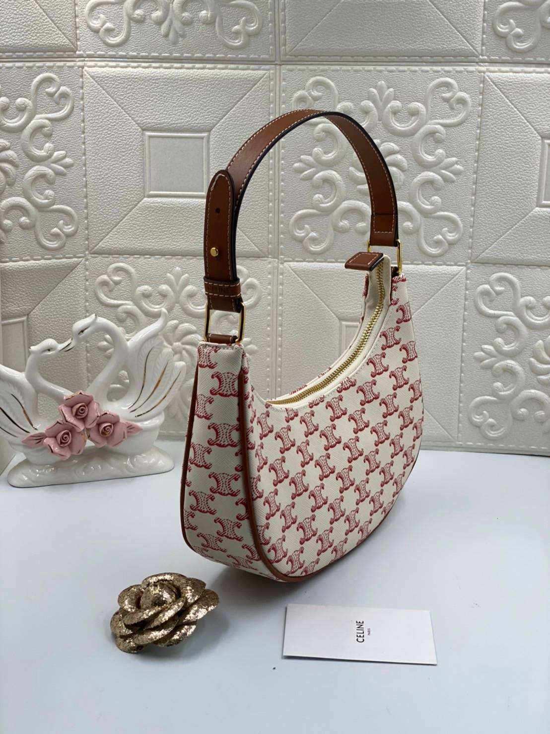 VIP GIFT 】หนังแท้ CELINE AVA BAG IN TRIOMPHE CANVAS AND CALFSKIN :RED กระเป๋าดีไซน์สวยหรูฮิตสุดในเกาหลี! หนังสวยอยู่ทรง เปิดปิดด้วยซิปแบรนด์สีทอง ภายในโล่งกว้างและจุสามารถใส่มือถือ กระเป๋าสตางค์ ของใช้ได้เยอะ สายสะพายหนังปรับได้อะไหล่ทองหรูมีโลโก้แบรนด์ ไ