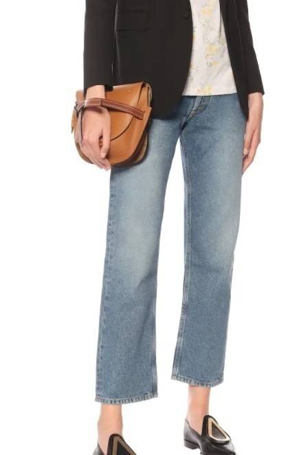 LOEWE Small Leather Gate Crossbody Bag VIP GIFT WITH PURCHASE (GWP) กระเป๋าถือหรือสะพาย Limited จาก LOEWE DUTYFREE COUNTER วัสดุ Canvas & Leather Calfskin หนังแท้ รูปทรงทันสมัย น้ำหนักเบามากค่ะ มาพร้อมสายสะพายยาวสามารถปรับระดับได้ เป็นอีกหนึ่งรุ่นฮิตกันมา