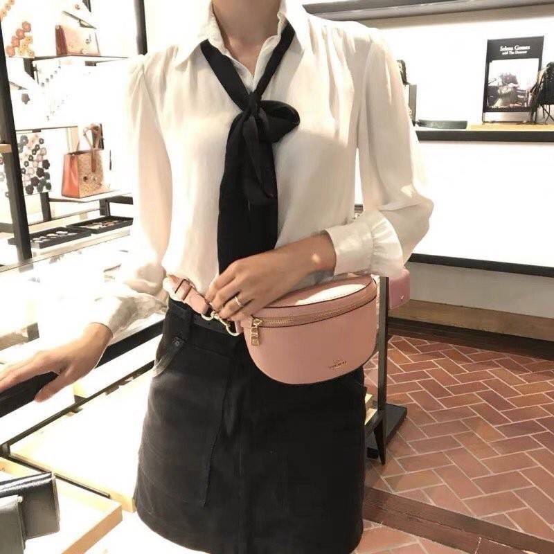 COACH SELENA BELT BAG WITH BUNNY (39315 Pink) / (39316 Black) กระเป๋าสะพาย/คาดอก/คาดเอว รุ่น Limited Edition น่ารักมาก💕 วัสดุหนังแท้ หนังนิ่มอยู่ทรง เปิด-ปิด ด้วยซิป ใส่ Iphone+ กระเป๋าสตางค์ใบสั้น ใส่ของจุกจิกได้ ด้านหลังมีอีก 1 ช่องซิป สายปรับระ