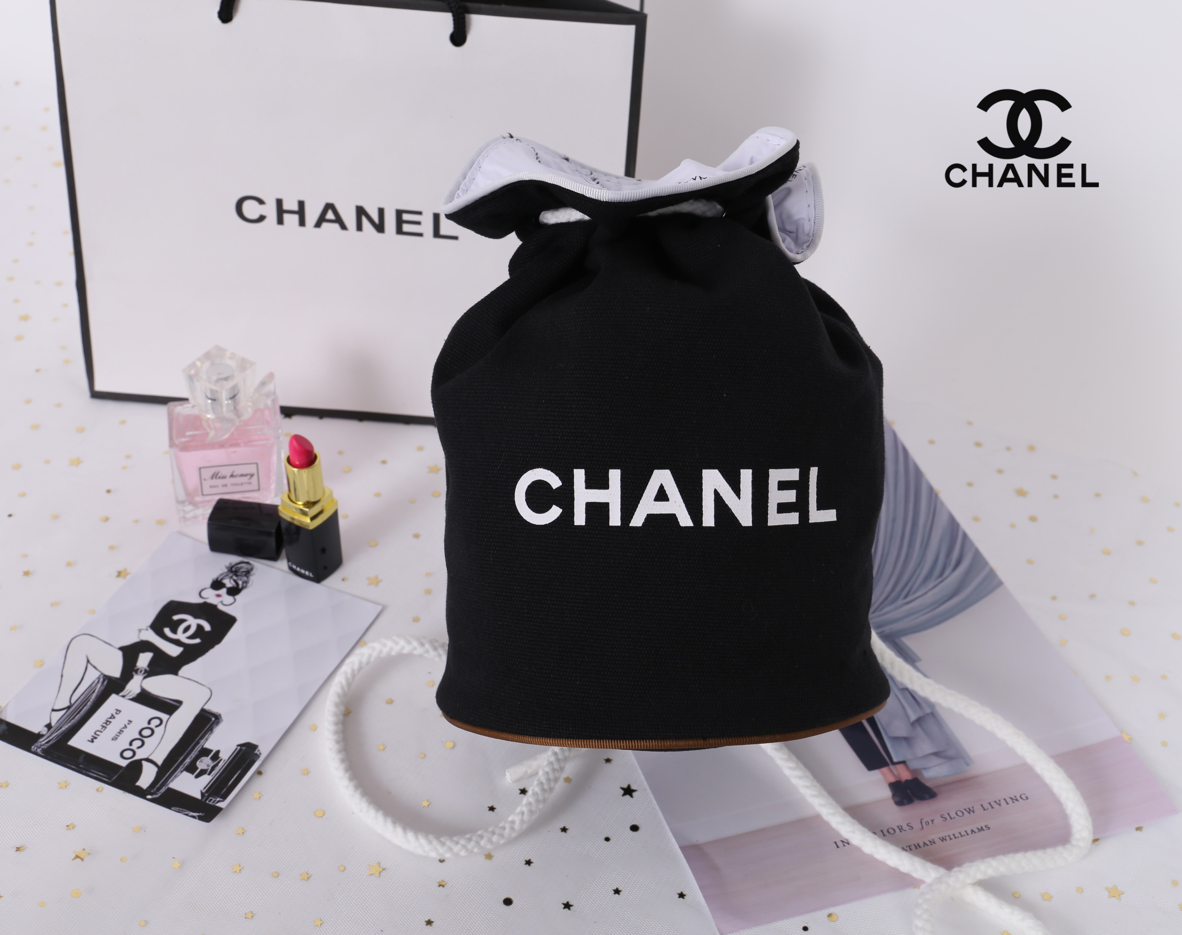 CHANEL VIP BEAUTE AUTHENTIC CANVAS DUFFLE BAG VIP Gift With Purchase รุ่น Limited Edition จาก Chanel Beaute ของแท้นำเข้าจากเคาเตอร์ต่างประเทศ วัสดุ Canvas เนื้อหนาภายในบุด้วย 100% Polyester สกรีนโลโก้แบรนด์ เปิดปิดแบบ Drawstring ใส่ ipad mini เครื่องสำอาง