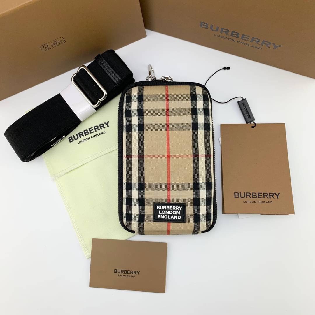 พรีเมี่ยมกิ๊ฟแท้ 💯% 】BURBERRY RYAN SMARTPHONE BAG (Unisex Small Shoulder bag) กระเป๋าใส่โทรศัพท์และของจุกจิกเล็กๆ ด้านหลังมีช่องใส่บัตร งานหนังแท้